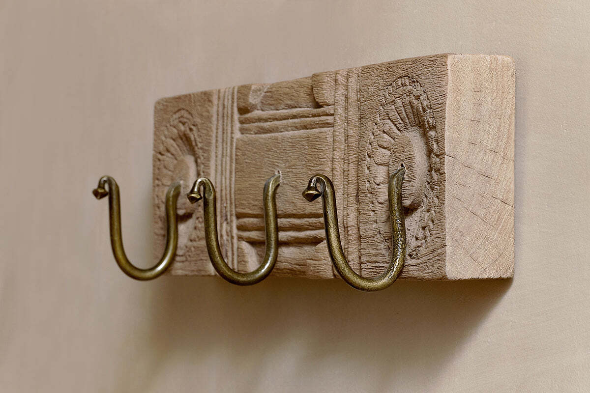Veduru Mango Wood Carved Hook - Natural (Row of 3) - Image 4